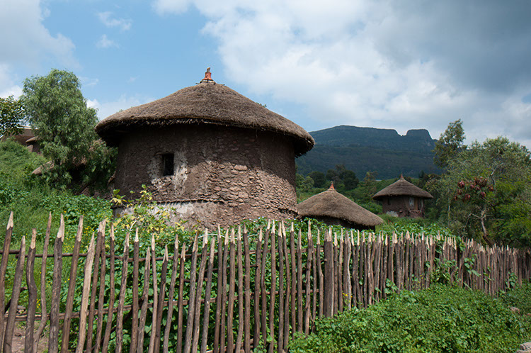 30_Lalibela_00_walkingAround_21